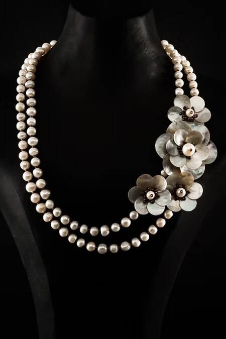 COLLAR PERLAS Y FLORES NACAR