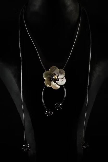 COLLAR FLOR NACAR NEGRO