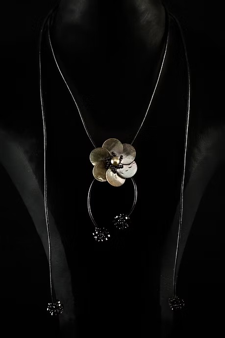 COLLAR FLOR NACAR NEGRO