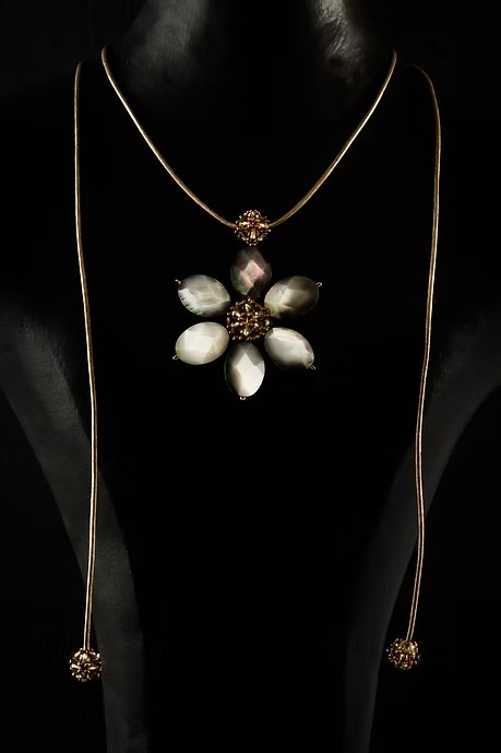 COLLAR FLOR DE NACAR