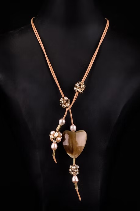COLLAR CORAZÓN Y CUERO