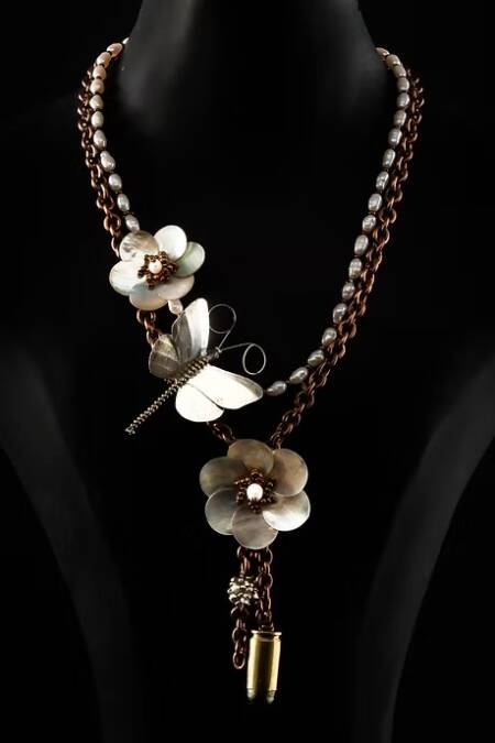 COLLAR PERLAS NACAR Y MARIPOSA