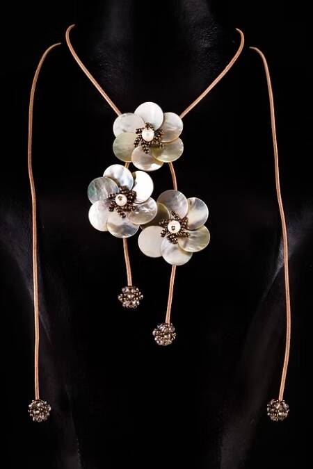 COLLAR TRES FLORES NACAR