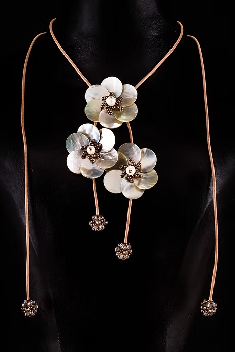 COLLAR TRES FLORES NACAR