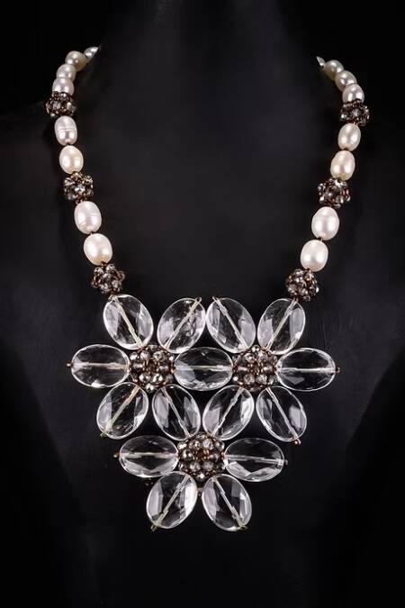 COLLAR TRES FLORES PERLAS