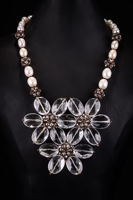 COLLAR TRES FLORES PERLAS