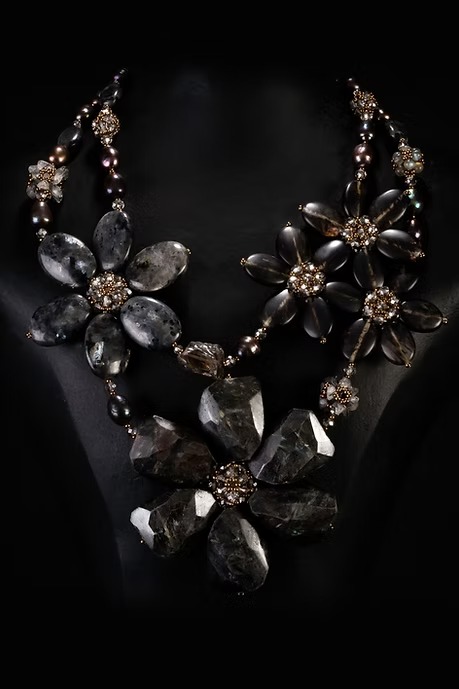 COLLAR FLORES PIEDRAS NEGRAS